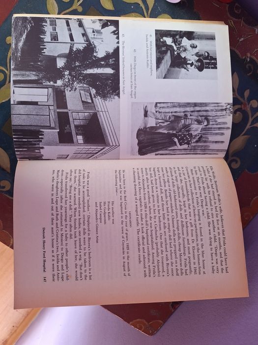 Биографична книга за Фрида Кало на английски език