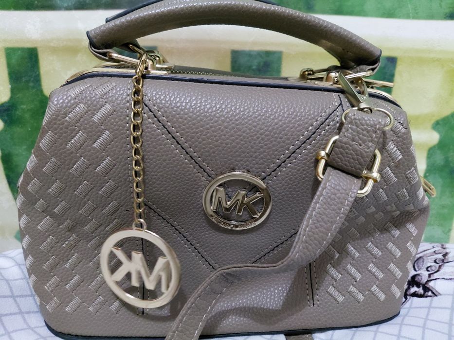 Сумку Michael Kors продам