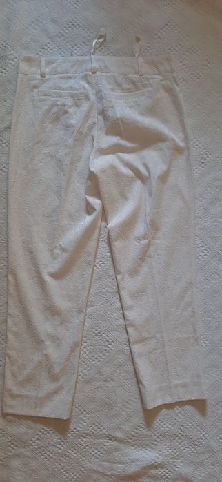 Pantaloni  marimea 40 de culoare alba  eleganti