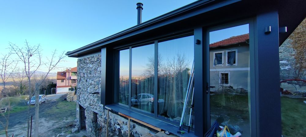 Почистване на прозорци, стъклопакети и общи части на входове и коопера