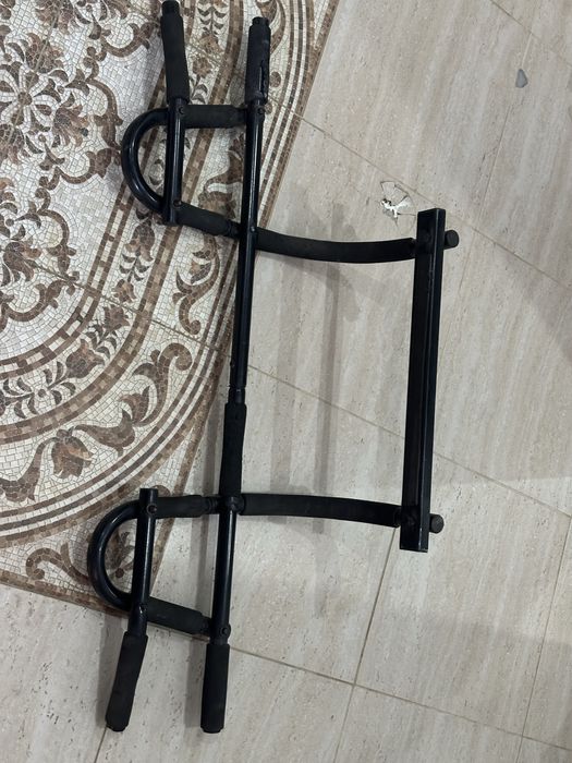 Турник  на стенный черный