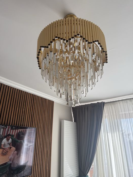 Lustră  tip candelabru – design modern, finisaj auriu
