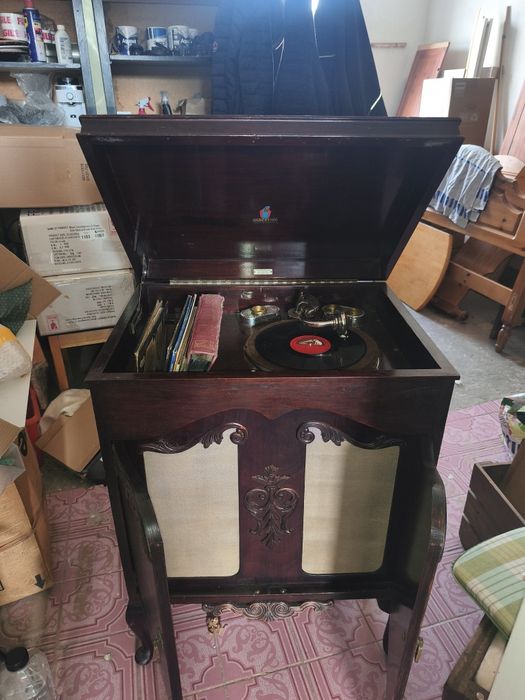 Gramofon tip cabinet în stare de funcționare
