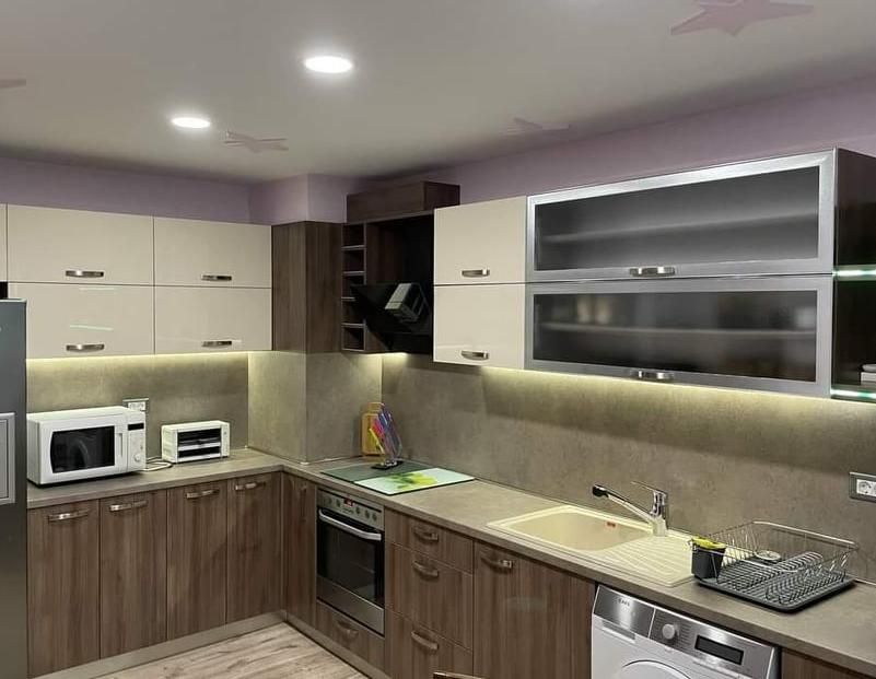 Дава се под наем Тристаен апартамент в Пловдив, Кършияка - 180 кв.м за 918 € - Снимка #2