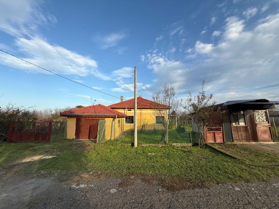 Голяма ремонтирана къща с 4 спални - на 37 км от Морският бряг!