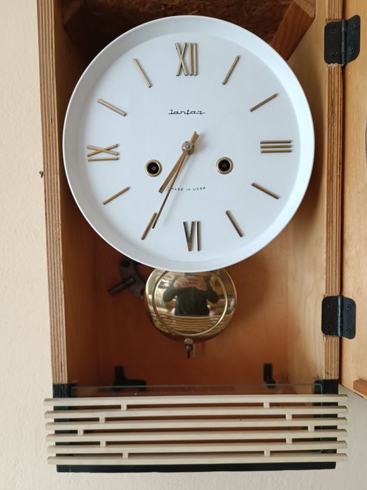 Стенен часовник Янтар