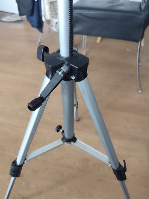 Лазерен нивелир  с тринога