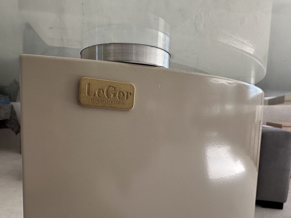 Masa ovala cu blat de sticla si structura metalica