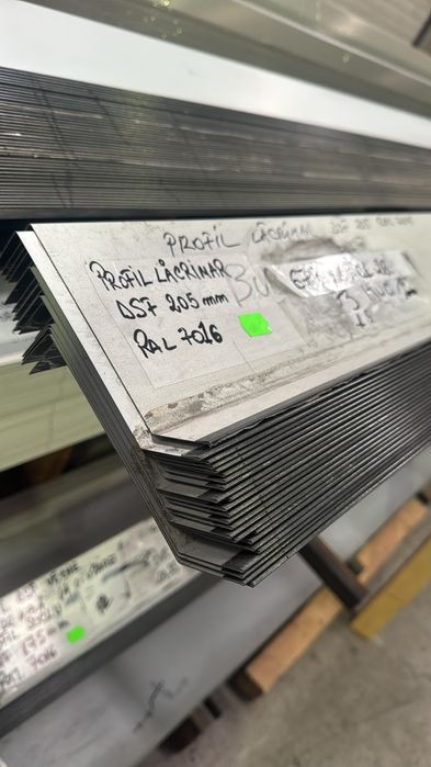 Tablă nouă și rebut( recuperată de pe panourile sandwich.)