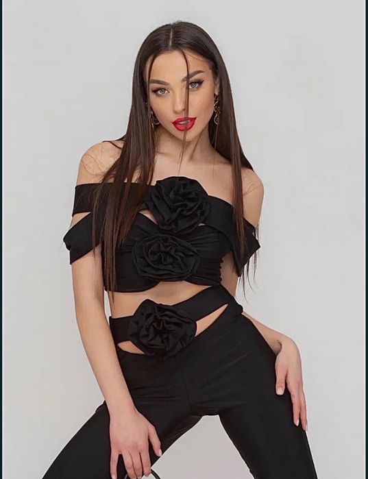 Черен топ от Nikole collection с ефектни черни рози