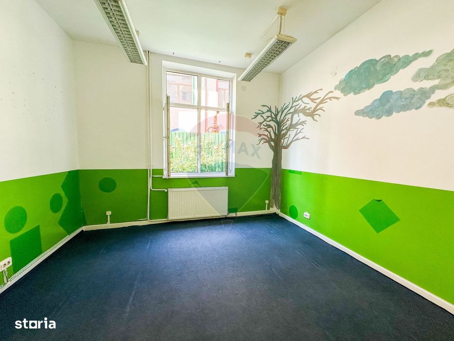 Spatiu comercial | doua cladiri, curte proprie | 300 mp |