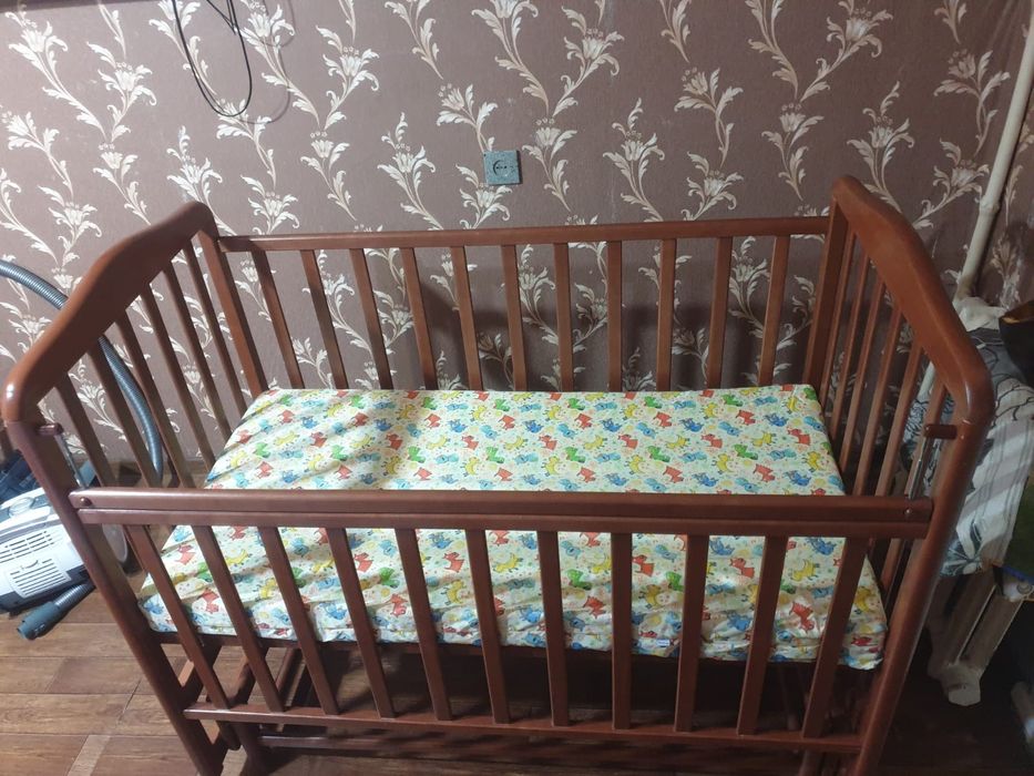 Кроватка детская с маятником