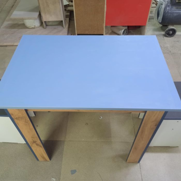 Кухонный стол и табуретки