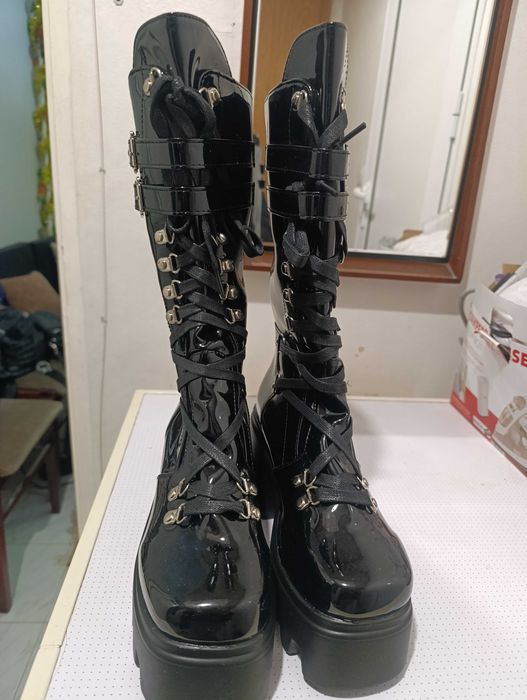 Есенно зимни ботуши ,черни лачени.