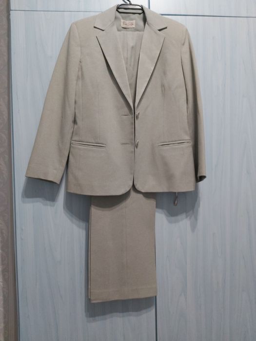 Костюм от три части светло зелен