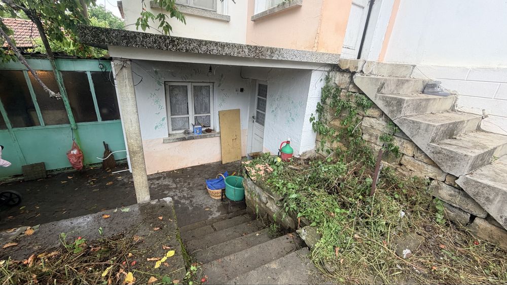 Къща на 2 етажа в с. Гостилица