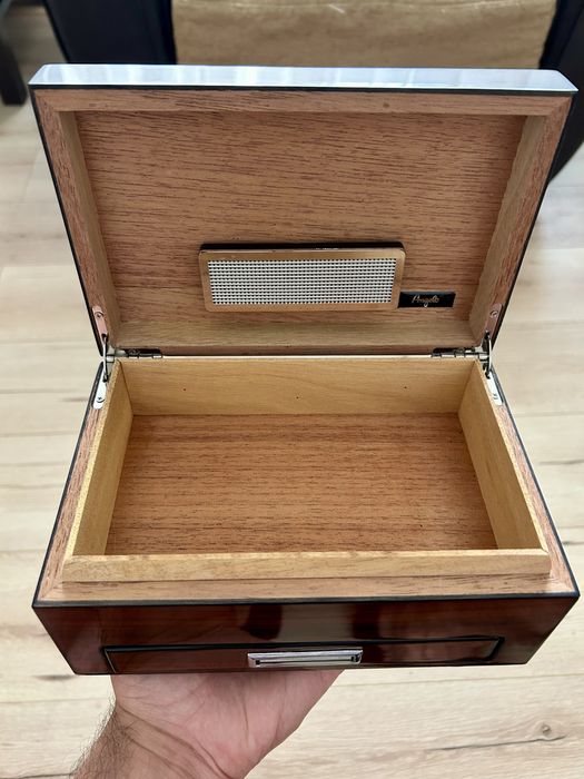 Humidor pentru trabucuri cu scrumieră inclusă, ghilotină si punch-cutter, din lemn de cedru spaniol