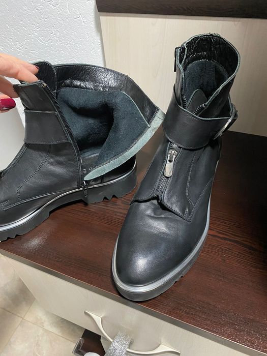 Употребявани и нови боти и сникърси.