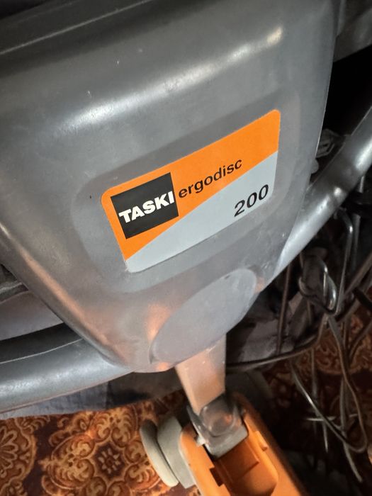 Еднодискова подопочистваща професионална машина