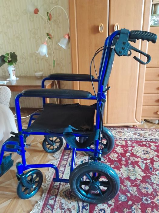 Коляску инвалидную продам
