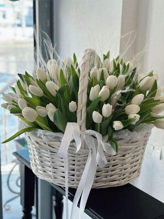 Крупные тюльпаны к 8 Марта в розницу