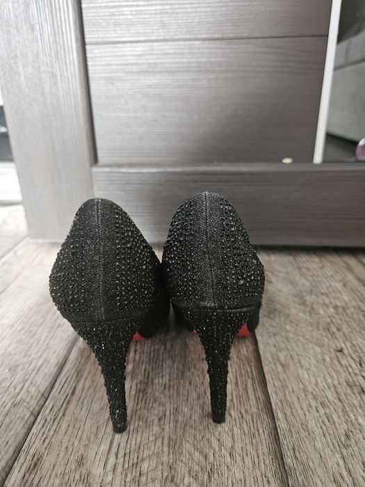 Продам черные туфли