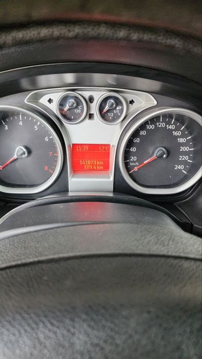 Ford focus 2 restyling 1.6 tezda sotiladi