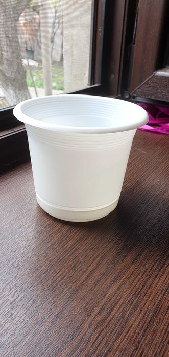 Продам горшки белые для цветов
