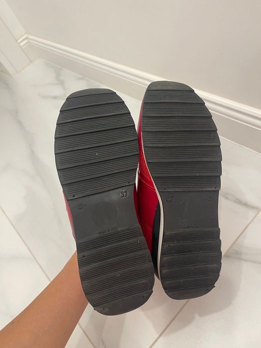 Червени дамски маратонки Love Moschino.