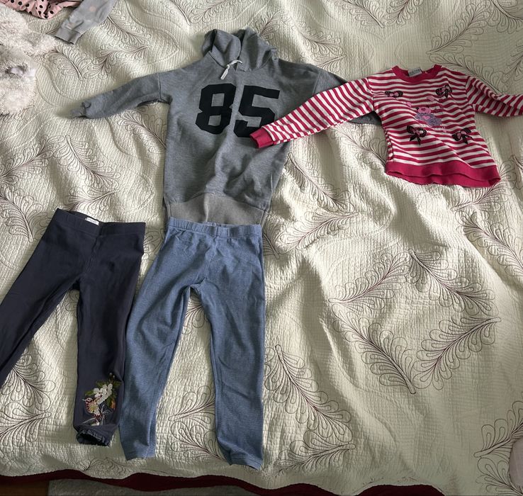 Продаётся одежда для девочки,на 3-4 года