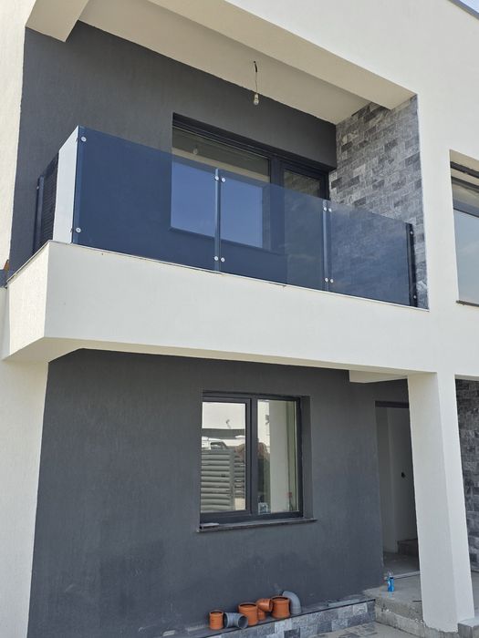 Companie specializată   in balustrade din sticlă
