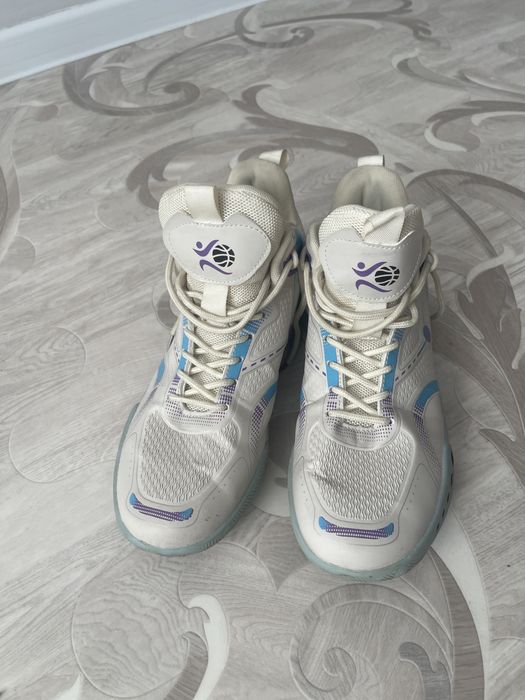 Продам кроссовки спортивные