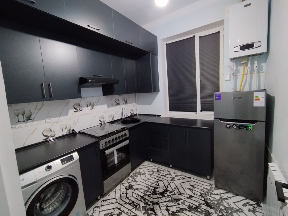 Kvartira sotiladi 1-etaj, 2 xona. Mo'ljal: Xamro bobo