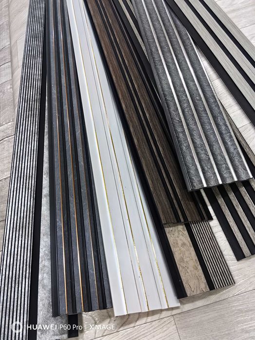 Гибкий мрамор матовый и луверы.