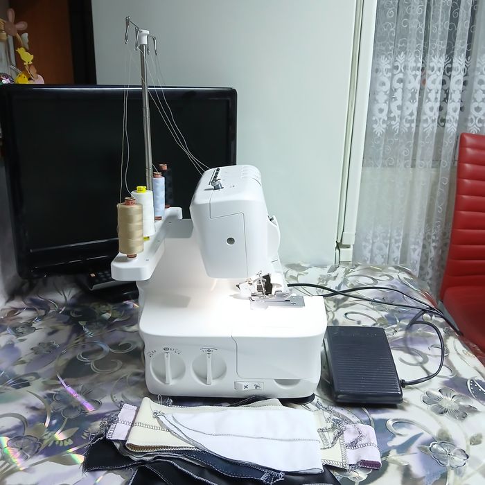 Masina de cusut si surfilat cu 2 ace 4 fire overlock SINGER S14 -78