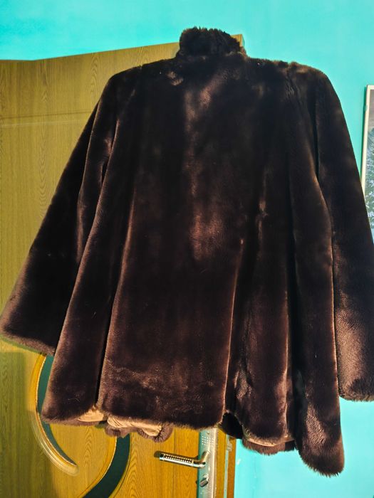 Haină de blană Pierre Cardin nu este noua dar este in condiții bune