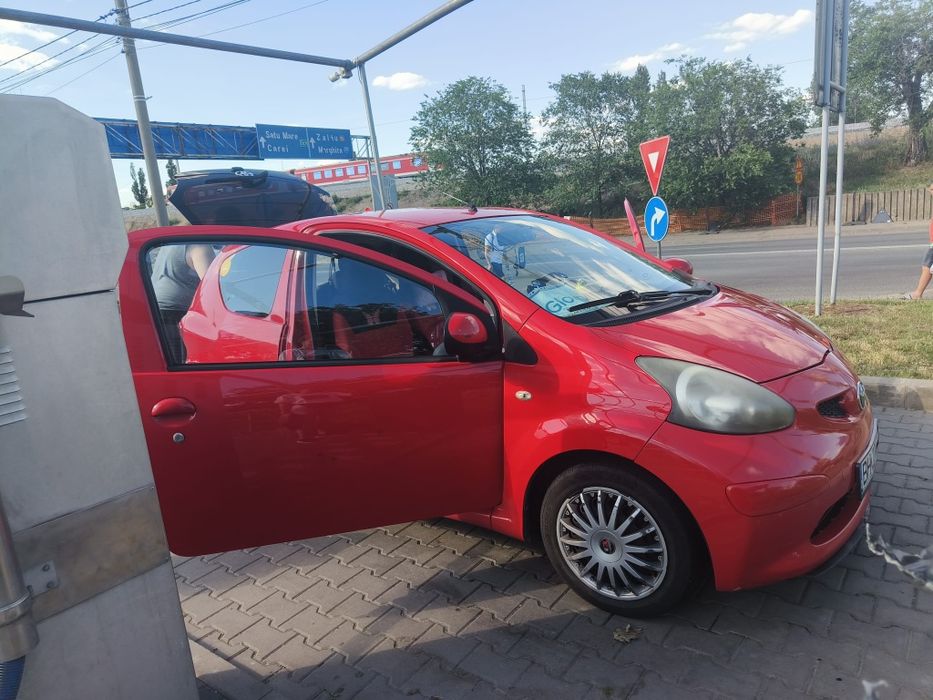 Vînd toyota aygo rosie