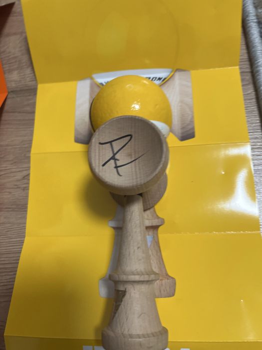 2 kendame krom pop cu autografe de la echipa x remus cu ațe de schimb si stickere(kendamele sunt originale)