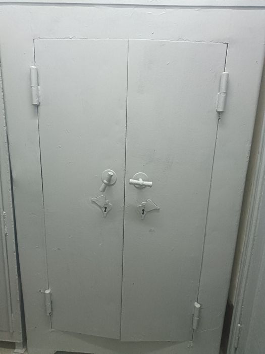 Продам железный шкаф!!!