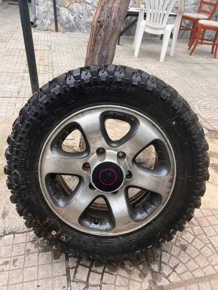 Продавам гуми за офроуд с джанти