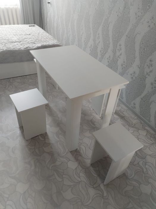 Стол кухонный+ табуретки