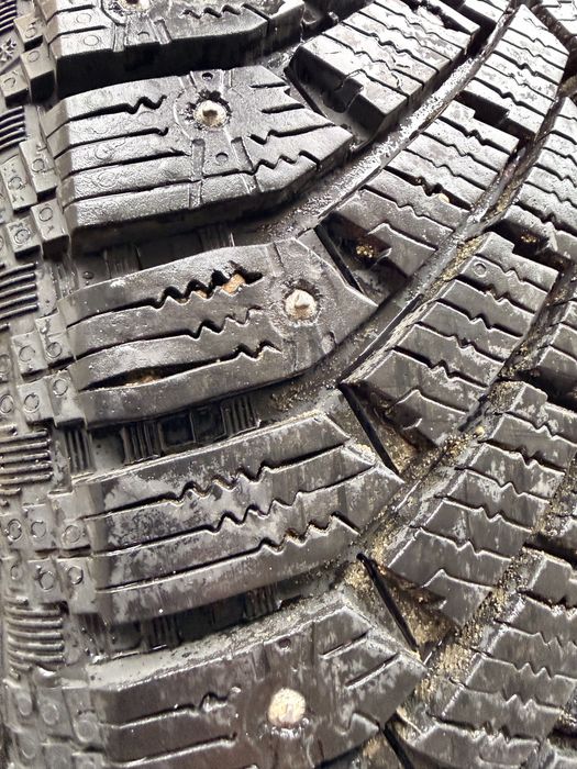 Продам шипованные шины 235/55/18