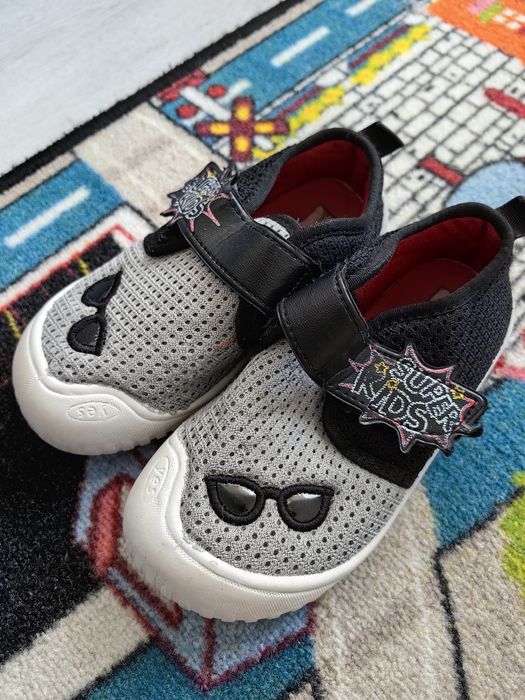 Пантофи и сандали