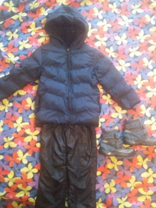 Куртка, штаны и сапоги.