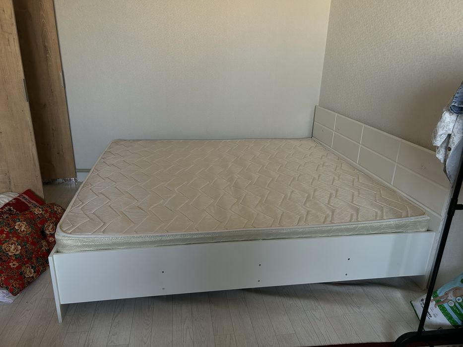 Спальный кровать с матрасом