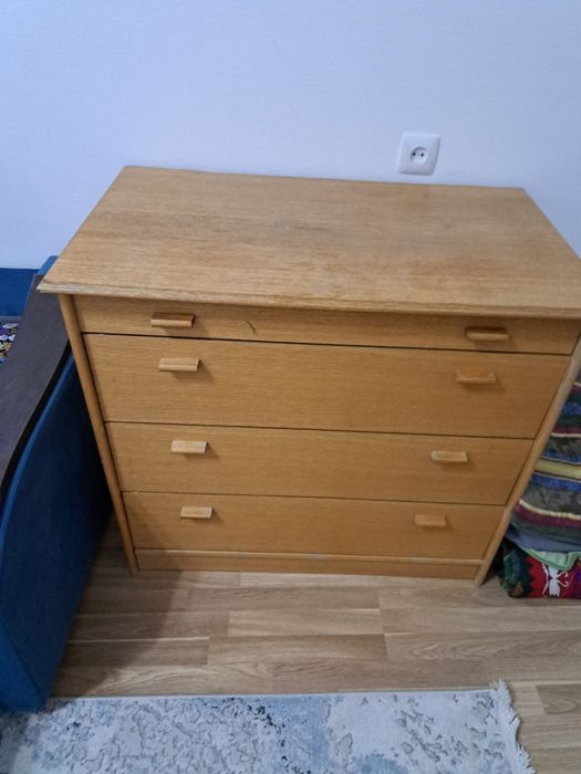 Продам комод с четырьмя вместительными ящиками.
Материал — ЛДСП, цвет