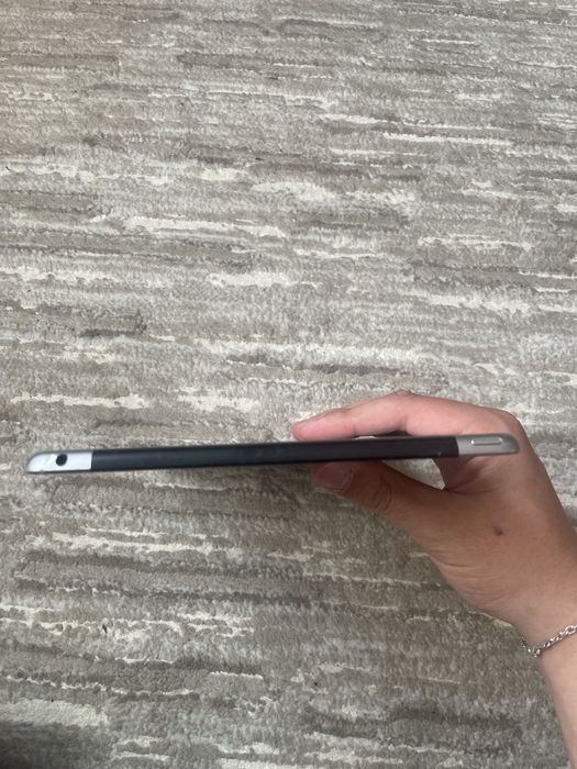 Vand ipad 6 cu ecran crapat functioneaza impecabil