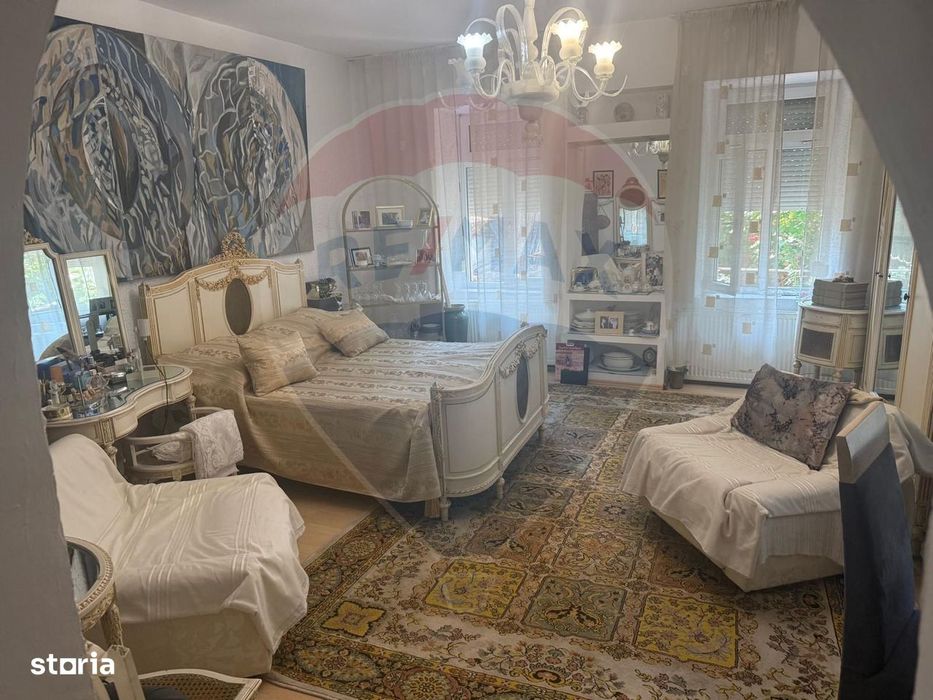 Casă / Vilă cu 6 camere de vânzare în zona Central