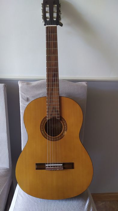 Продается Трасакустическая гитара  Yamaha C 40 !