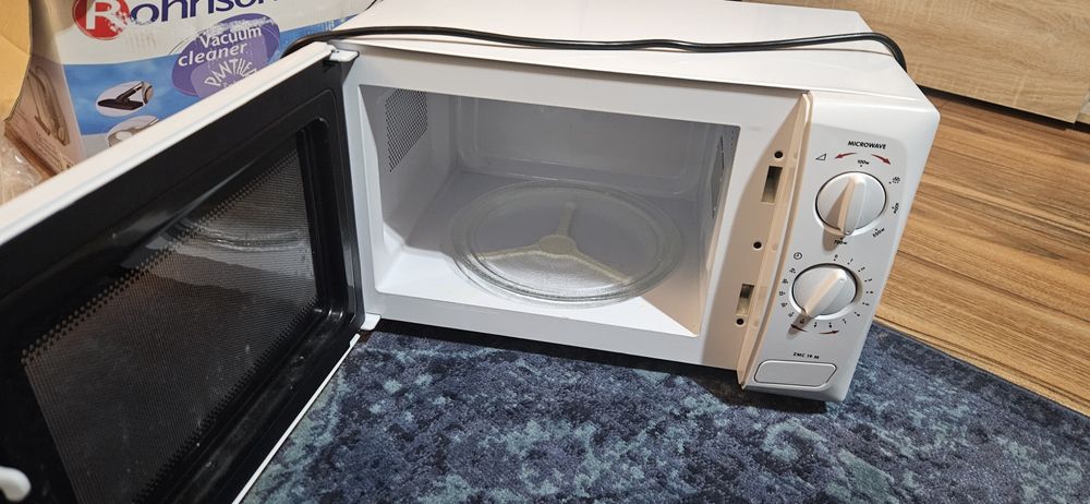 Cuptor cu microunde Zanussi 700 w aproape nou